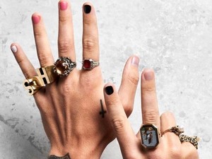 Menő a férfi manikűr? Harry Styles szerint biztosan