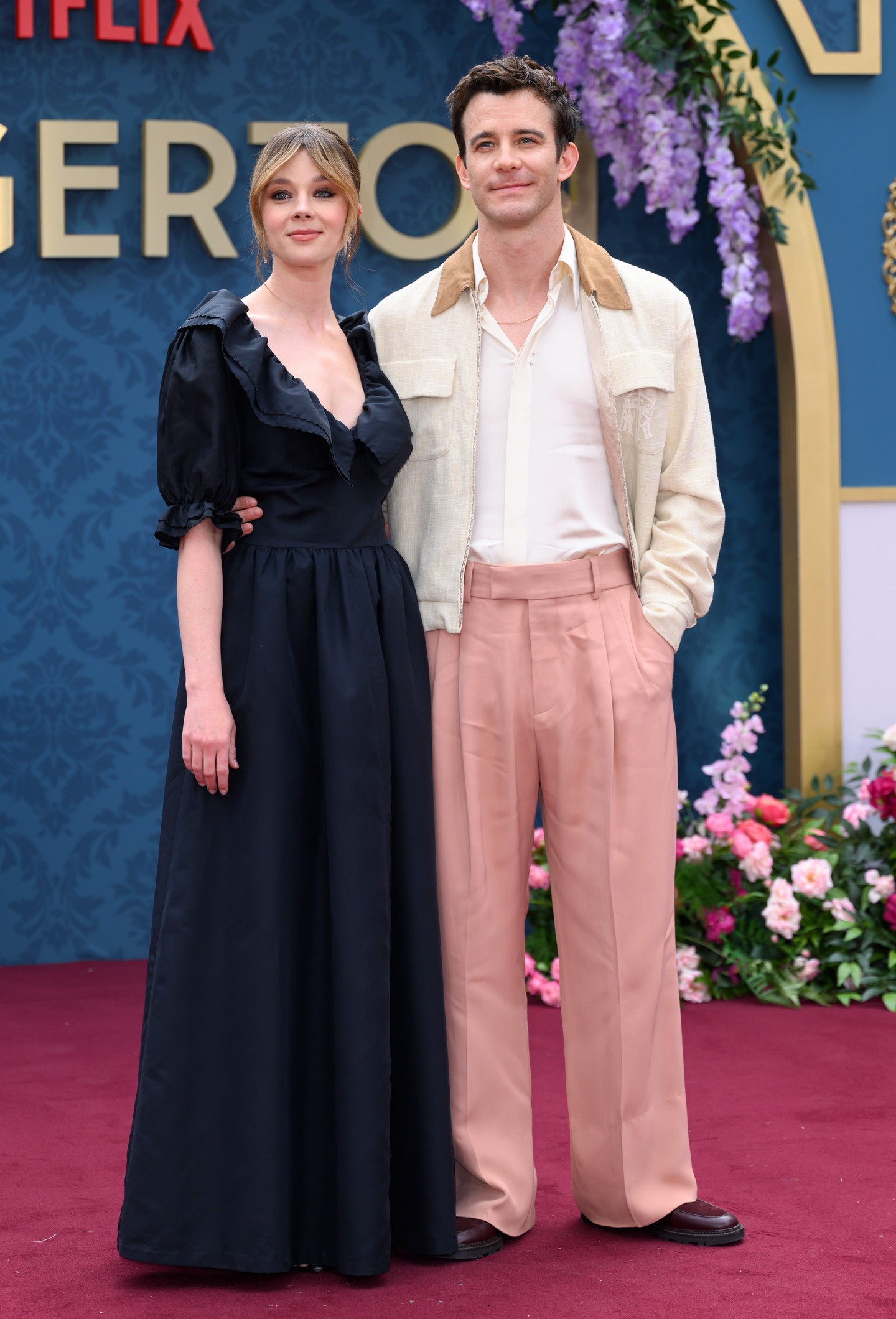 Igazi áttörést hozott Luke Thompson karrierjében a Bridgerton. Ezen a 2024-es fotón a sorozat 3. évadának premierjén pózol kolléganőjével, az Eloise-t alakító Claudia Jessie-vel. 