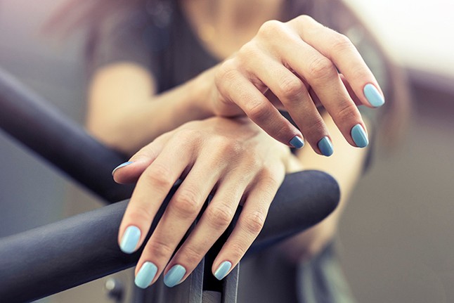 Őszi körömtrendek: a piros mellett hódít a nude és a púderkék