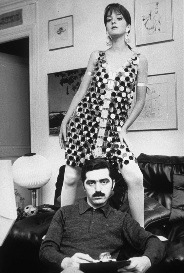 1966-ban újabb elismert tervező, Paco Rabanne erősítette tovább a miniszoknya hadállásait. Ő műanyag elemekből készített miniszoknyás "láncruhát". Annyira megkedvelte ezt a hosszt (vagy inkább rövidséget), hogy később eldobható mini ruhát is tervezett.