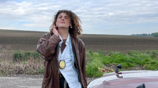 Gyere velünk klipforgatásra, és nézd meg, mit visel az énekesnő!