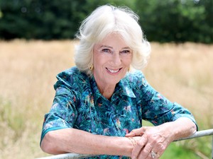 Kamilla királynét tetoválásaival hozta zavarba egy alattvaló: így reagált Károly király felesége a meglepő motívumra