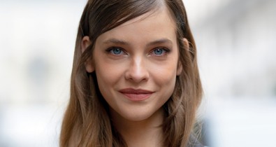 Palvin Barbara szettjétől leesett az állunk, extravagáns darabban bukkant fel a divathéten