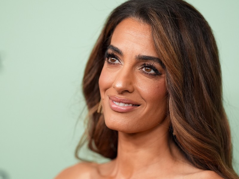 Új frizurát vállalt be Amal Clooney, káprázatos lett a végeredmény