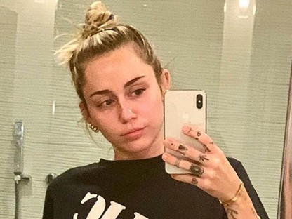 Kifordult magából: Miley Cyrus mellbimbó-villantó szelfivel folytatja