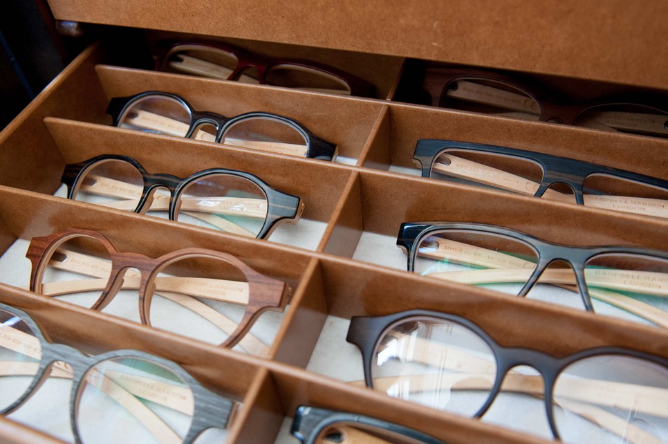 “Nem elkezdeni nehéz, hanem véghez vinni” - a fából készült szemüvegkeretek alkotójával beszélgettünk