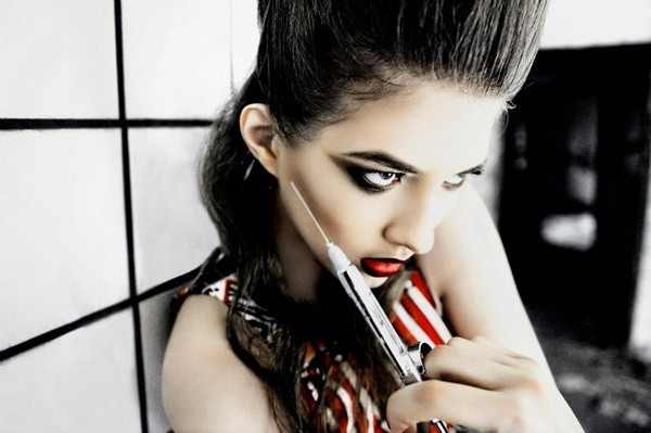 Fotó: Csoboth Edina, Modell: Barabás Henriett/Attractive, Styling: Frák Péter, Smink: Kunkuma Drucker, Fodrász: Vörös Anett /Microphone Hair, Fotóasszisztens: JámborZsófi, Tipo: Liziczai RékaRuhák : Napsugar von Bittera, Nora Sarman, Vivienne Westwood, ASOS, Mellow Yellow, Aldo, Zara & Vintage Pieces