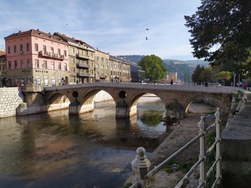 A Miljacka folyó csendesen kíséri végig a várost, tanúja volt birodalmaknak és háborúknak is.