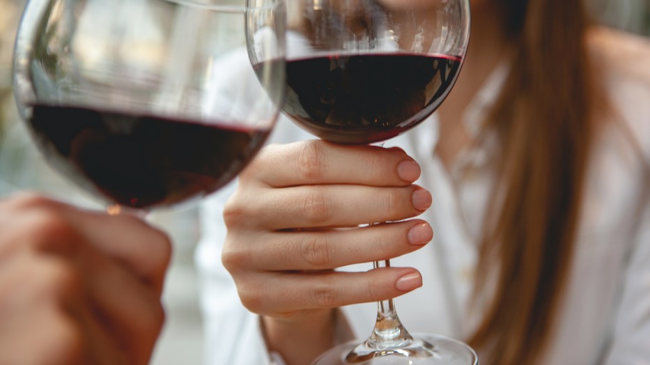 Megvan, a vörösbor melyik összetevője okozhatja a fejfájást
