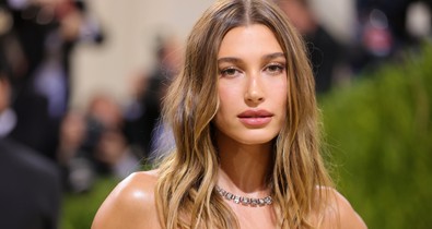 Hailey Bieber megmutatta, milyen egyszerű módszerrel készíti el ezt a laza hullámos frizurát, amit annyira imádunk!