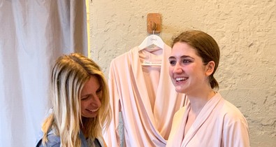 Őrületesen menő kabátot vett fel Cakó Kinga, ráadásul ő tervezte