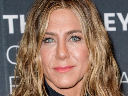 Jennifer Aniston két fekete szettet is ellőtt egy este alatt, mégsem válik unalmassá