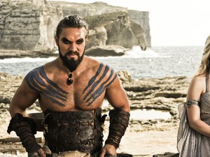 Emilia Clarke és Jason Momoa minden egyes szexjelenetük előtt zokogtak a Trónok harca forgatásán