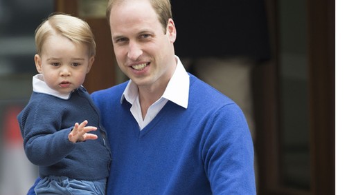 A kis György is megérkezett megismerni a ma született babát