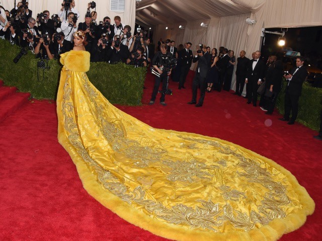Met gála: Rihanna sárga ruhája 1000 mémet indított el 2015-ban, és mindig is az legemlékezetesebb darabja marad a kínai tematikájú gálának