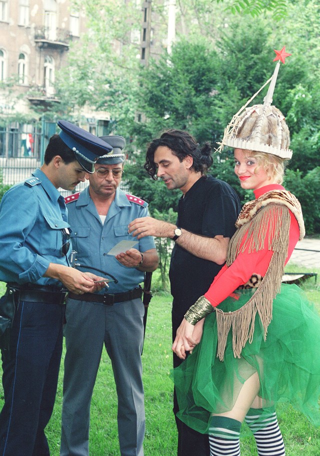 Parlament ruha - utcai performansz, 1989