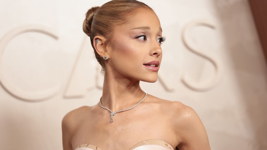 Neked hogy tetszik Ariana Grande Schiaparelli ruhája, melyben a 2025-ös Oscar-gála vörös szőnyegén tarolt?