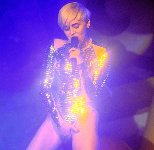 miley cyrus, london, gay, élő, vénusz domb, puncija, simogatják, koncert