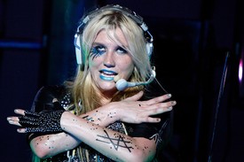 Tulajdonképpen, csodás idő a kísérletezésre, ha szingli vagy. Mindent megtehetsz, amit eddig nem mertél, mint pl. az orrpiercing vagy a kék rúzs.