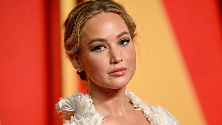 Jennifer Lawrence és Cooke Maroney közös sétáján olyan, mintha a színésznő babapocakja eltűnt volna