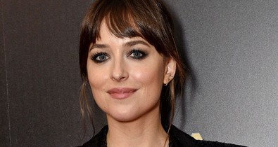 Dakota Johnson flitteres blézeréért MOST elindulunk a boltba