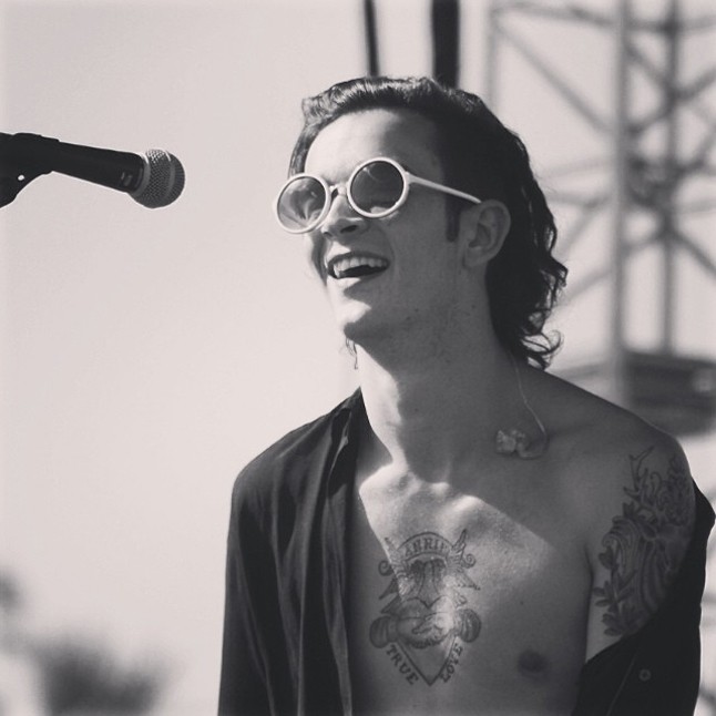 A The1975 irtó szexi énekese, Matt.