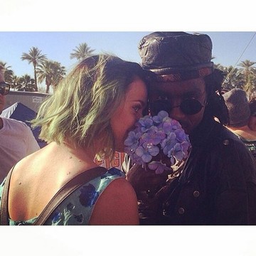 A londoni, ám New Yorkban tevékenykedő zenész és producer Devonté Hynes profilja egy ki kicsoda a New York-i kúl emberek táborában. A fiú legjobb barátai között tudhat olyanokat, mint Katy Perry, Sky Ferreira, Solange vagy Alexa Chung @DevHynes 