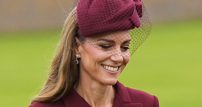 Katalin hercegné Melania Trumpot is túlragyogta: Vilmos herceg felesége lélegzetelállítóan festett bordóban