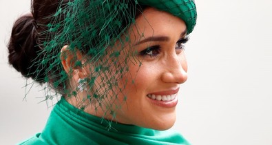 Meghan Markle méregdrága Carolina Herrera kabátban hódított randiján