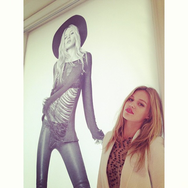 Pózolj magaddal! Georgia May Jagger még így sem ciki.