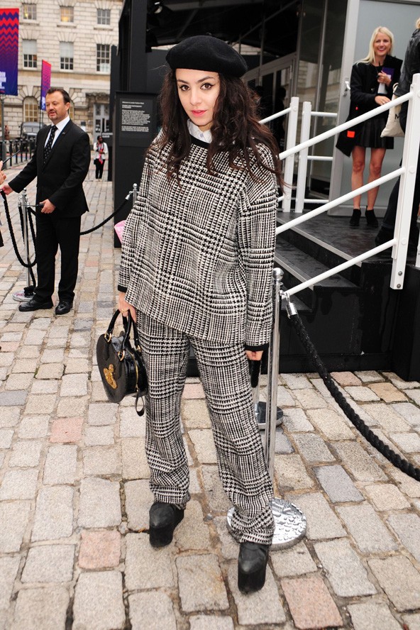 Mókás pepita szett, az elmaradhatatlan Buffalo cipő és kedvenc, szívformájú Westwood táskája.