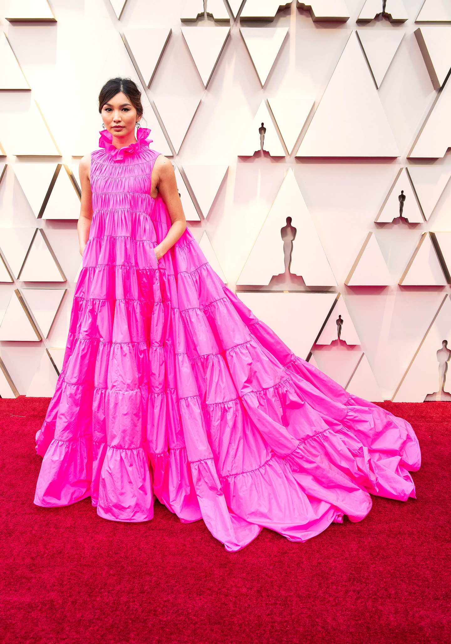 2019 – Gemma Chan vibráló rózsaszín Valentino Haute Couture-ruhája egyértelműen magára vonta a figyelmet. A ruha különlegessége a bőséges fodrokban és a réteges kialakításban rejlett, ami eleganciát és drámaiságot kölcsönzött neki. Emellett a ruhában praktikus zsebek is voltak, ami szokatlan, de üdítő kiegészítése volt a vörös szőnyeges megjelenésnek. Mégis, ha pink ruháról van szó, sokkal inkább a 2024-es díjátadószezon jut eszébe mindenkinek.