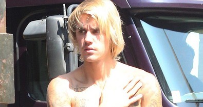 Justin Bieber új hajjal parádézik, de mi ez a lábán?
