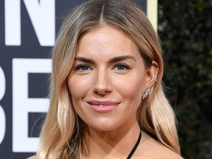 Sienna Miller a szájmaszkból is stílusos kiegészítőt varázsolt