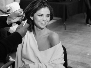 Miért kellett szétretusálni Selena Gomez amúgy gyönyörű kampányát?