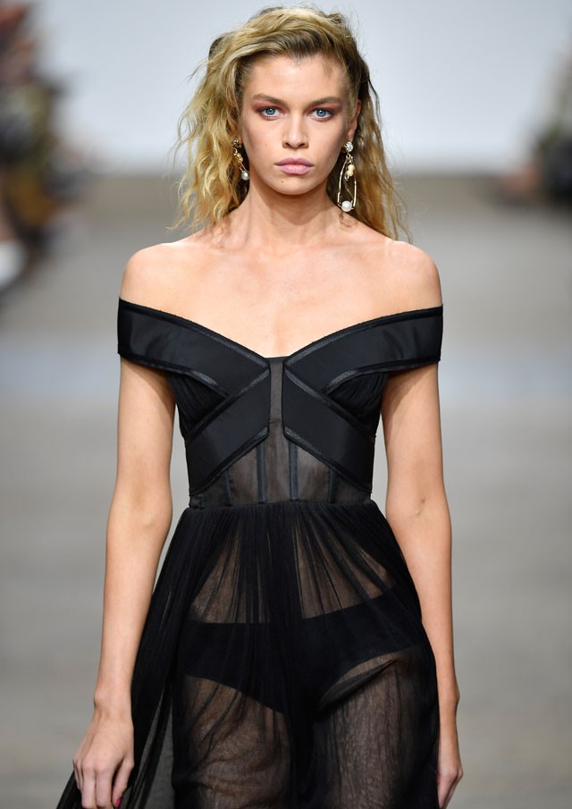 cara delevingne, stella maxwell, london, londoni divathét, divathét, villantás, cicivillantás, burberry, topshop, topmodell