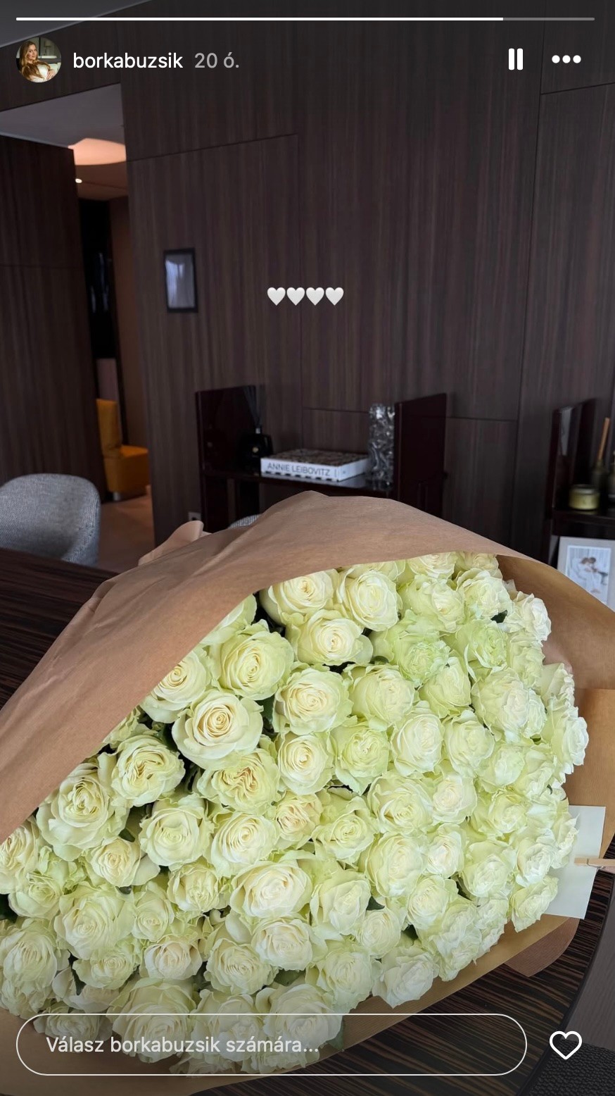 Buzsik Borka egy hatalmas csokor fehér rózsát kapott férjétől, Szoboszlai Dominik sztárfocistától