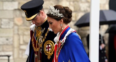 Lenyűgöző: Katalin hercegné és Sarolta hercegnő egyforma fejdísszel és frizurával tündökölt Károly király koronázásán