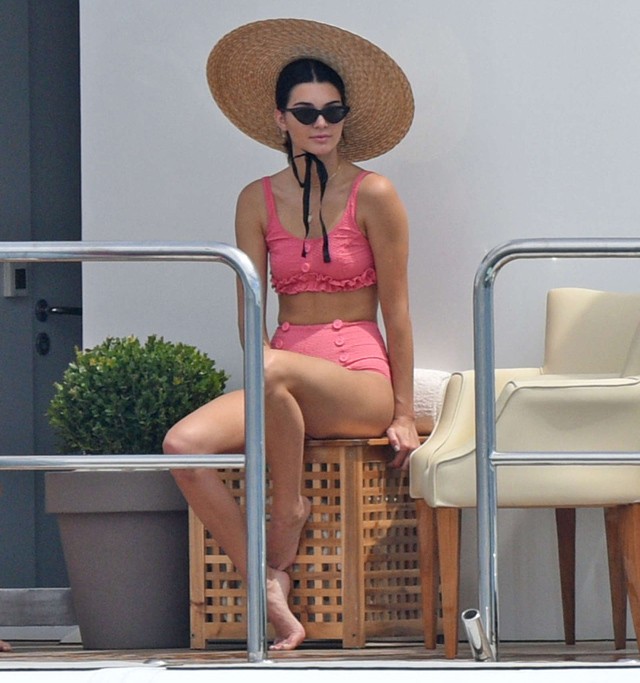 Kendall Jenner óriás szalmakalapban