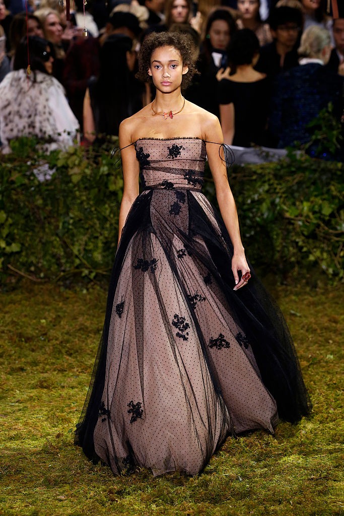 Ennek a Maria Grazia Chiuri által 2017-ben megálmodott káprázatos darabnak az elkészítése összesen 800 munkaórát vett igénybe. 