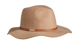 A kalapviselés egy instant stílustrükk, amit hiba lenne kihagyni a repertoárodból. A drapp kiegészítők isteniek a fekete alapdarabjaiddal! 4590 Ft