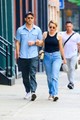 Blake Lively és Ryan Reynolds 2024 június elején New Yorkban, tökéletes szettben egy kellemes nyári sétához. Lively testhez simuló fekete felsőt viselt magasított szárú farmerrel, kiegészítő gyanánt pedig egy Chanel táskát és egy Wayfarer napszemüveget választott. Reynolds a maga részéről egy égszínkék kasmír-pamut ing mellett tette le a voksát a God’s True Cashmere-ből, amit egy sötét, kékeszöld nadrággal hangolt össze. A pár mindkét tagja lábbeli gyanánt egy-egy Chuck Taylor darab mellett döntött.