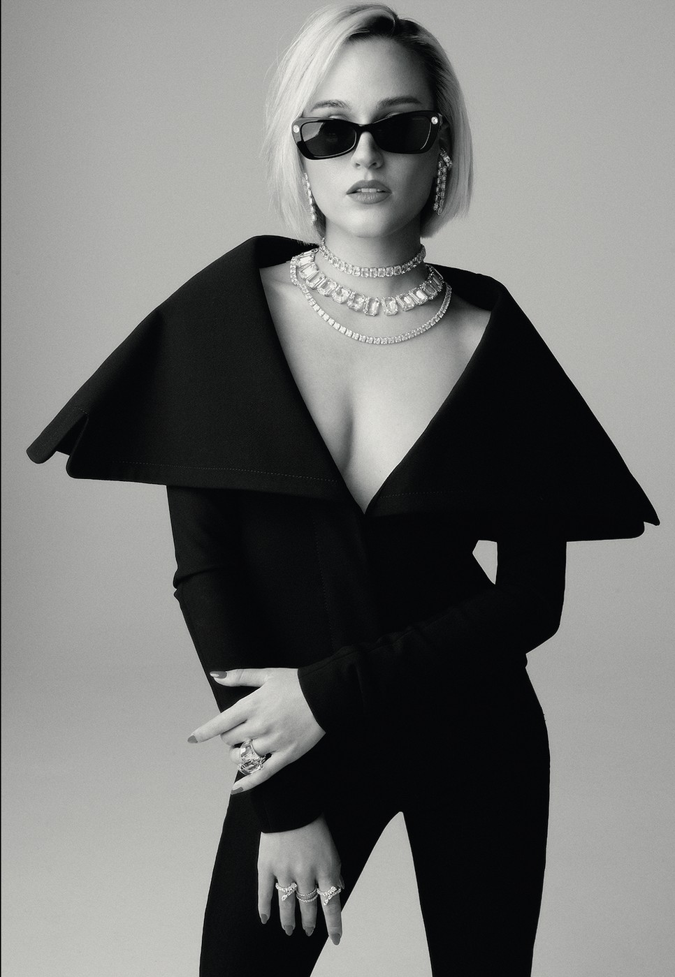 Pillangóforma napszemüveg SWAROVSKI - Millenia choker nyaklánc SWAROVSKI - Millenia Tennis nyaklánc SWAROVSKI - Millenia nyaklánc SWAROVSKI - Matrix nyaklánc SWAROVSKI - Millenia klipszes fülbevaló SWAROVSKI - Matrix klipszes fülbevaló SWAROVSKI - Lucent koktélgyűrű SWAROVSKI - Matrix gyűrű SWAROVSKI - Blézer JACQUEMUS - Heaven Budapest - Nadrág MASSIMO DUTTI