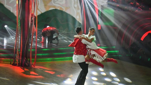 „Aki a magyar néptáncot tűsarkű csizmában táncoltatja, az felér egy szándékos veszélyeztetéssel” - Miért utálták annyira Sydney van den Bosch produkcióját?