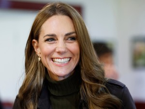 Katalin hercegné traktorban ült és szemetet szedett, fotók bizonyítják, hogy nem fél bepiszkolni a kezét