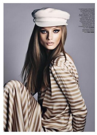 Félmeztelen jógázás tűsarkúban