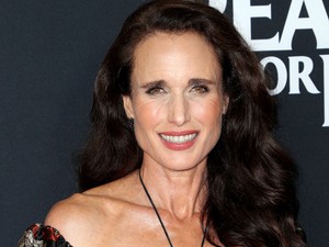 Hú, most a 61 éves Andie MacDowell dekoltázsától pirultunk el