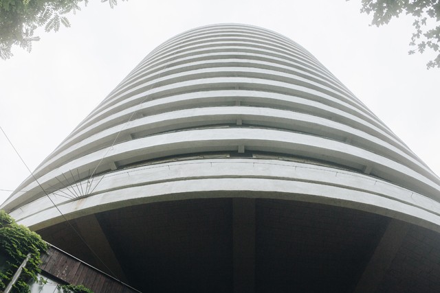  Bolega Niki minimalista épületfotóján a szocreál építészet egyik emblematikus épülete a Körszálló