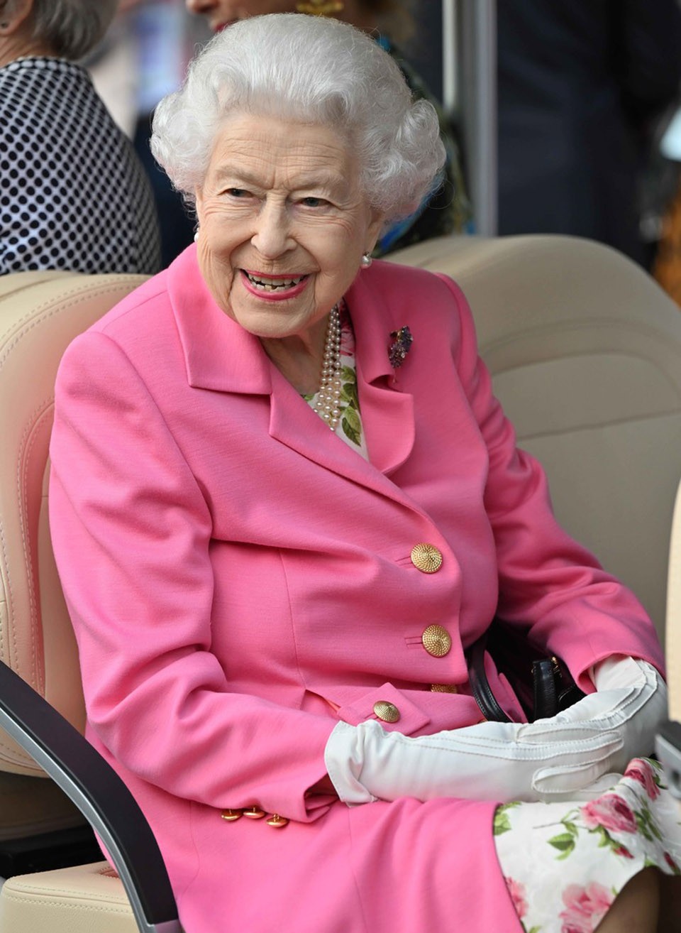  Rózsaszín kabát és rózsamintás ruha, tökéletes szett egy virágkiállításra