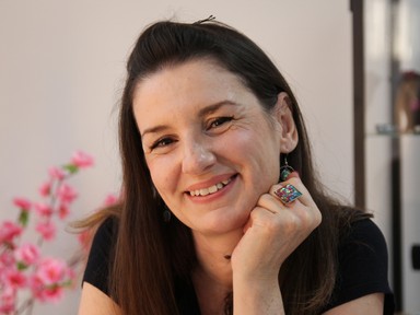 Autodidakta módon tanulta az ékszerjavítást, ma mások készítik nála kiegészítőiket